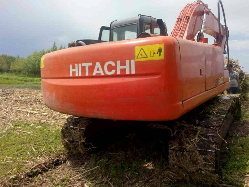 Jak diagnostikovat pomalou chůzi rypadla Hitachi ZAXIS120?